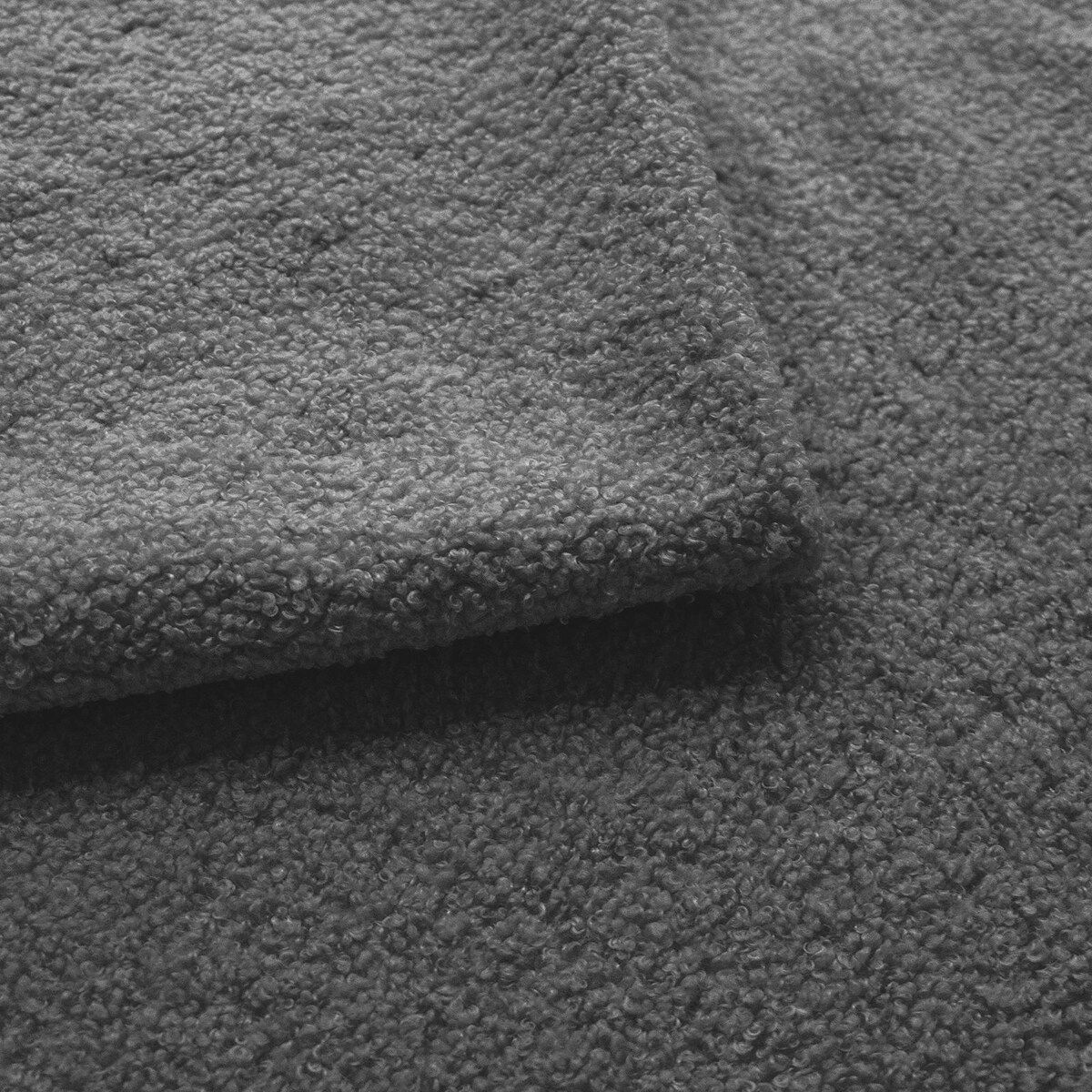 Sofa rozkładana ALOO obita tkaniną boucle z ozdobnymi poduszkami szara