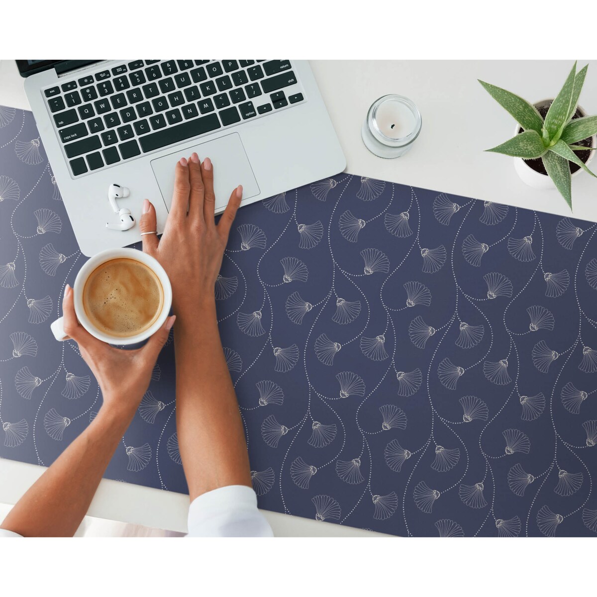 Granatowa mata na biurko Delikatne wachlarze, 120x60 cm