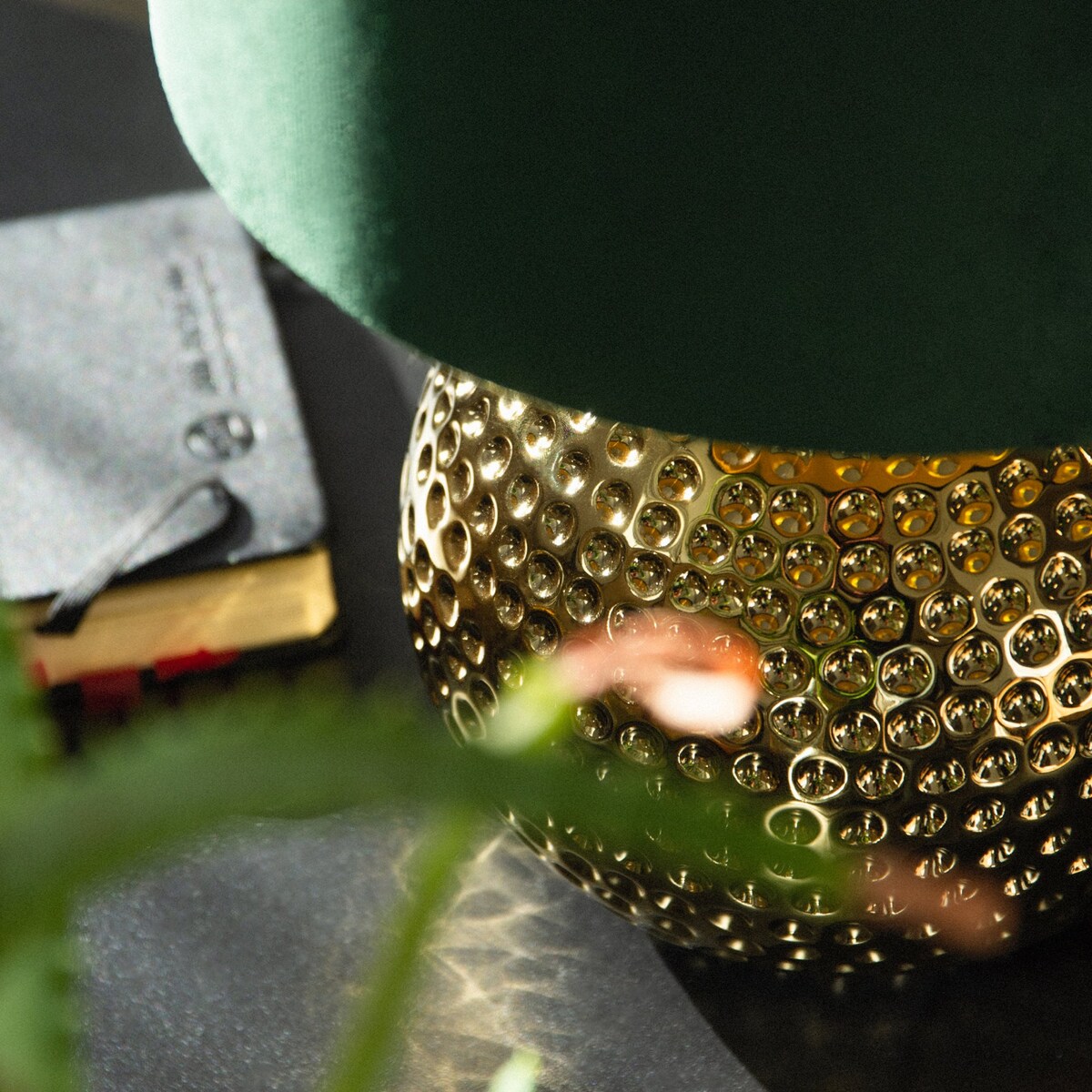 KONSIMO NIPER elegancka lampa stołowa złoto-zielony