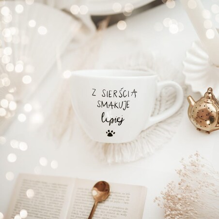 Biały kubek porcelanowy 500 ml - Z sierścią smakuje lepiej na dzień zwierząt dla miłośników psów i kotów