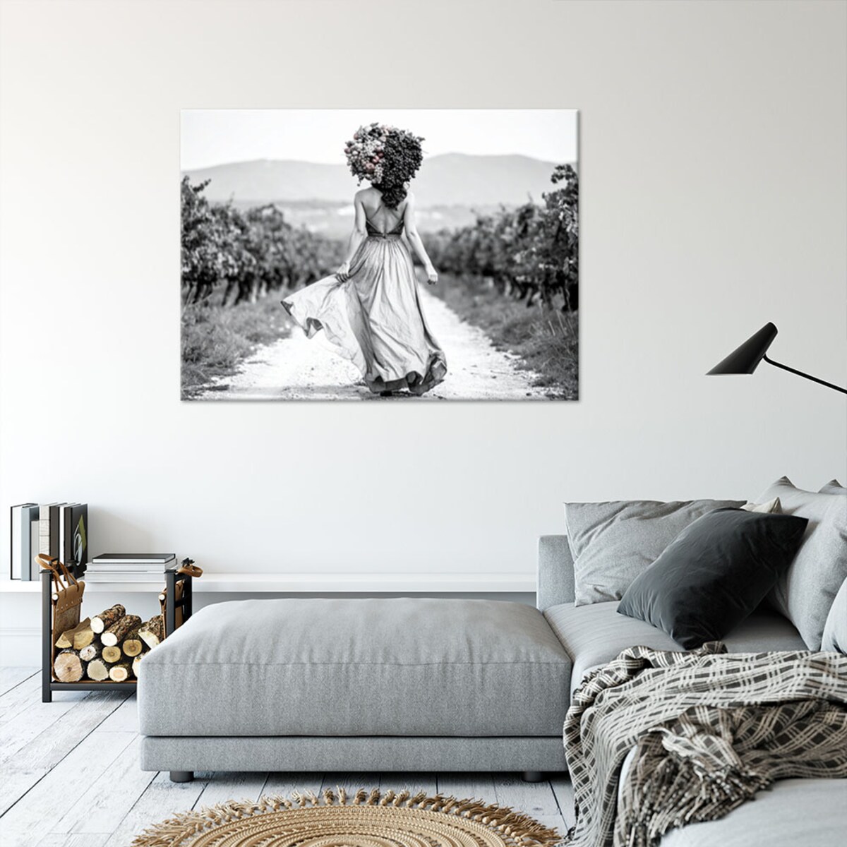 Obraz czarno biały do salonu, Kobieta z owocami na głowie 120x80