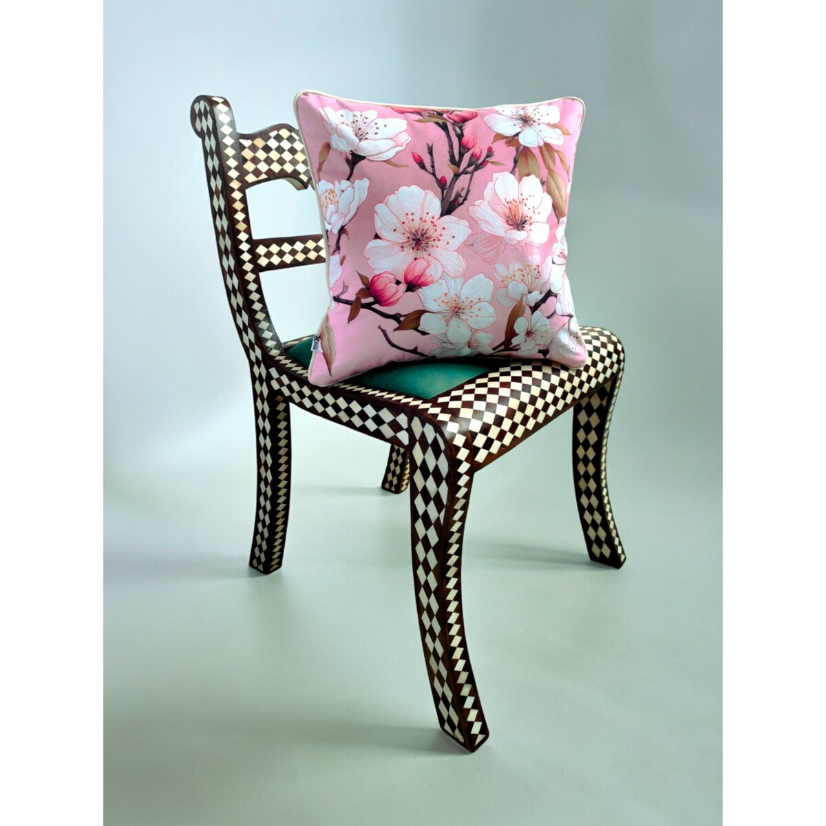 Różowa poduszka dekoracyjna w kwiaty wiśni 45x45 Floral Vintage