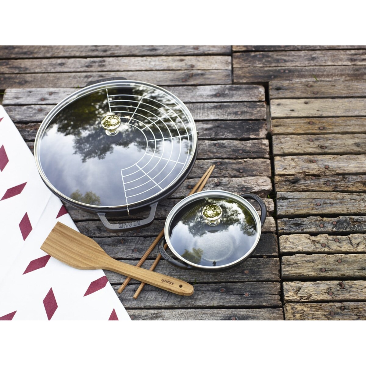 Wok żeliwny z pokrywką Staub - 30 cm, Niebieski