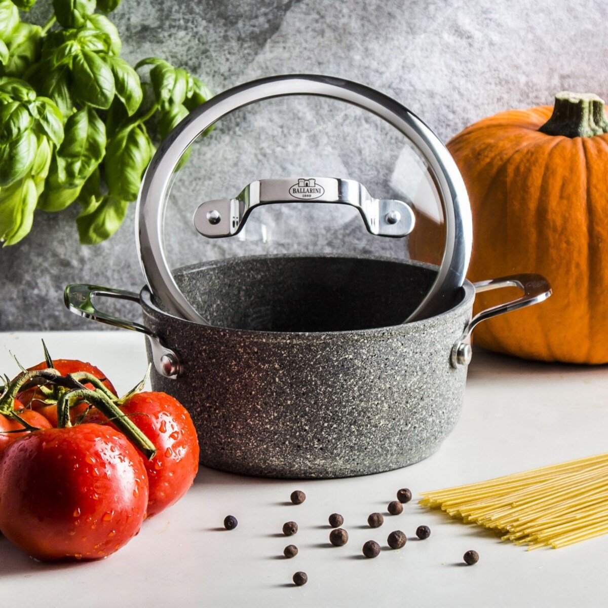 Garnek indukcyjny z 2 uchwytami i pokrywką Ballarini Salina Granitium - 1.4 ltr