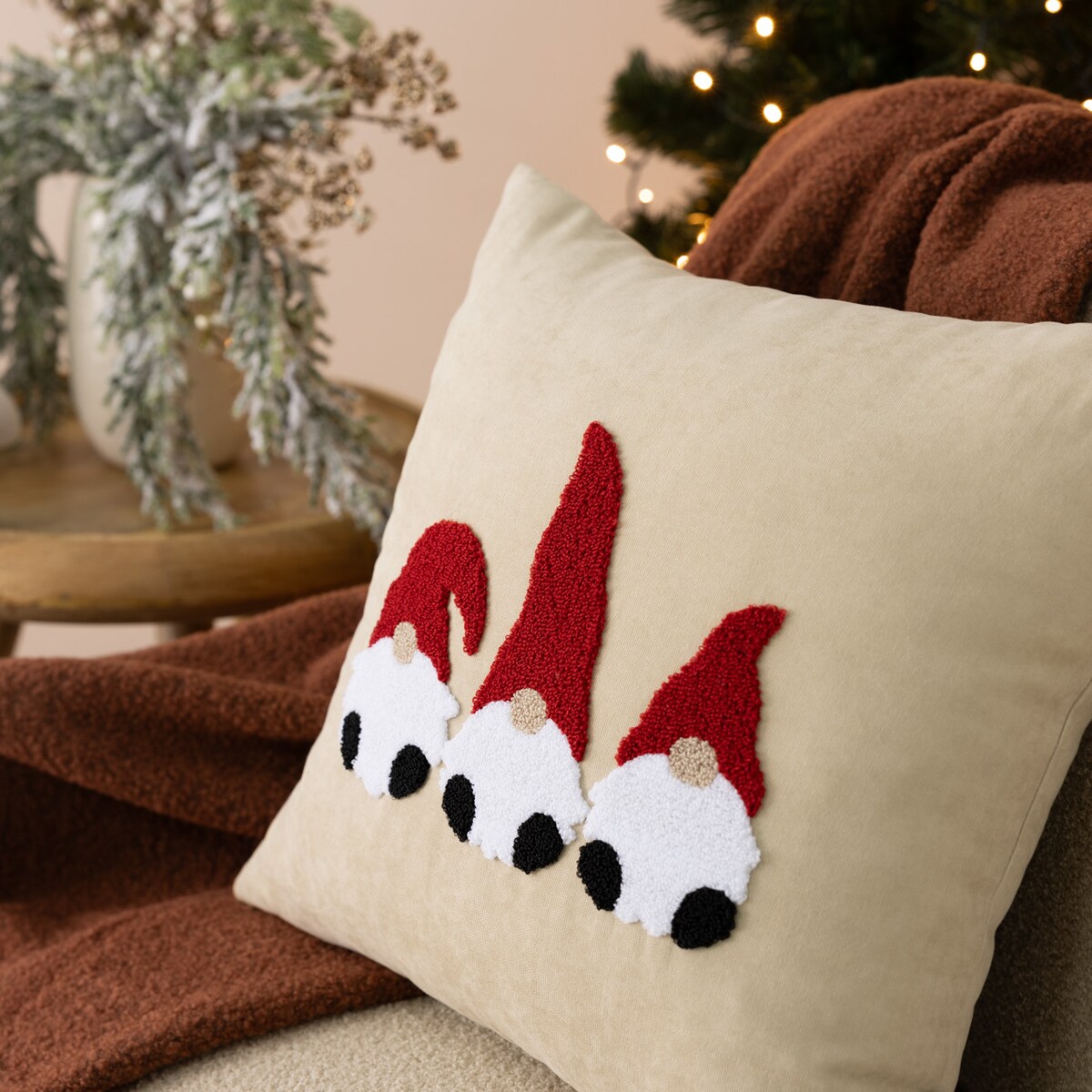 Poszewka na poduszkę Jolly Gnomes Red 43x43 cm boże narodzenie, święta, świąteczne, beżowy, 43x43 cm