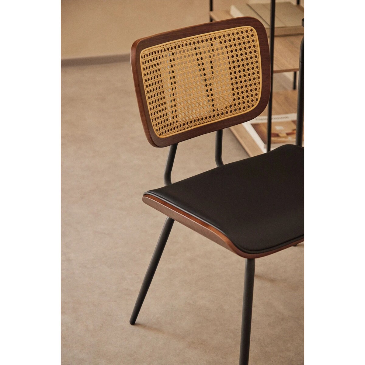 Krzesło drewniane z plecionką wiedeńską i ekoskórą czarną Raysa