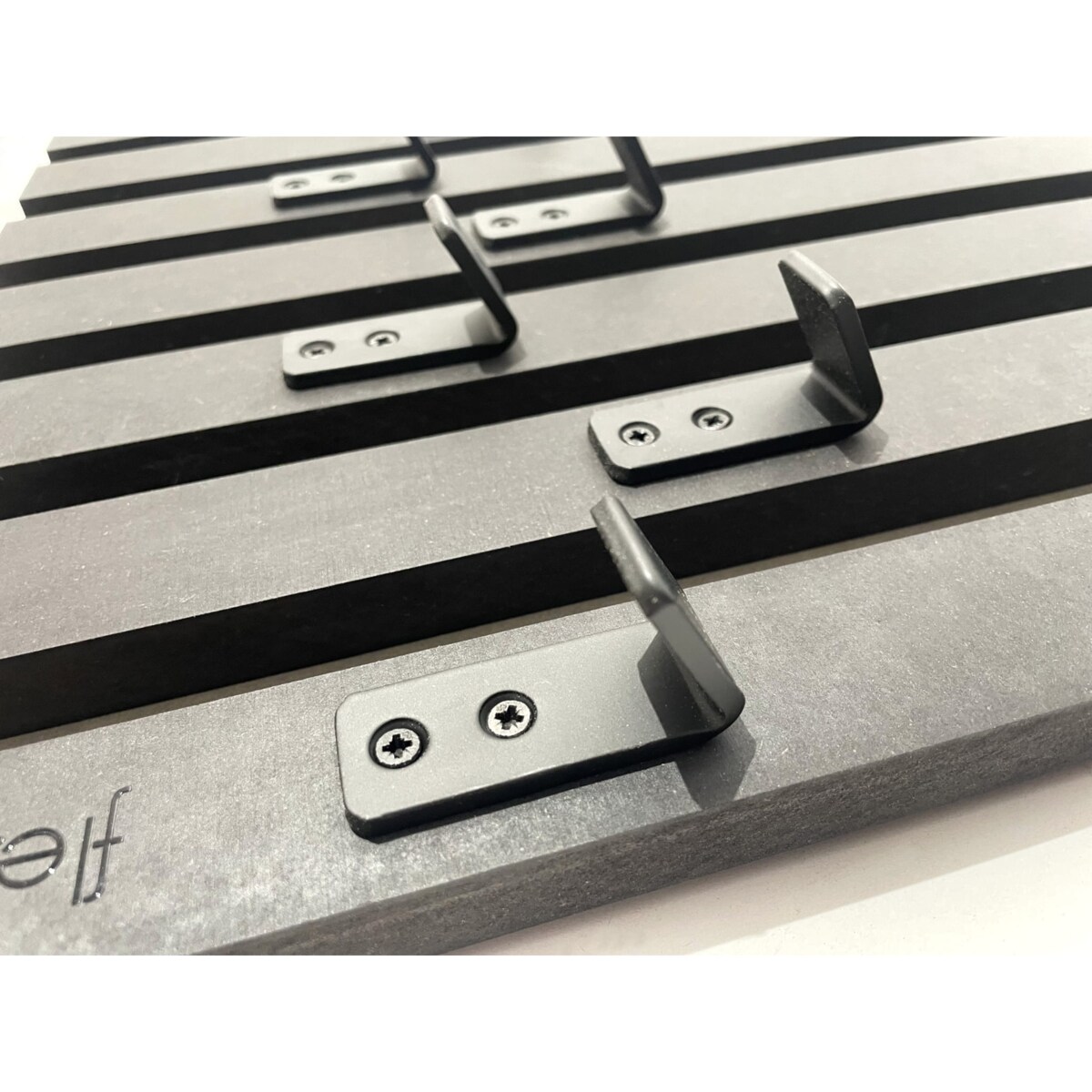 Drewniany wieszak na ubrania Lamele 98cm moduł 12cm czarny