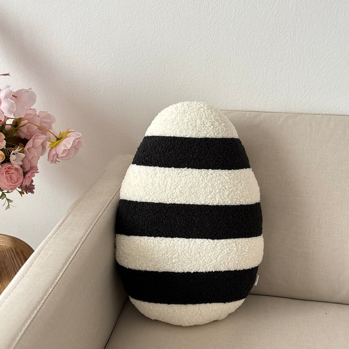 Poduszka Jajko pisanka boucle w paski czarny ecru