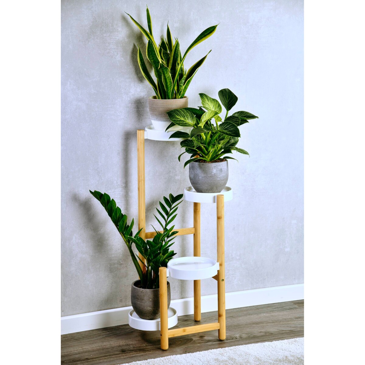 Bambusowy stojak na kwiaty z plastikowymi podstawkami