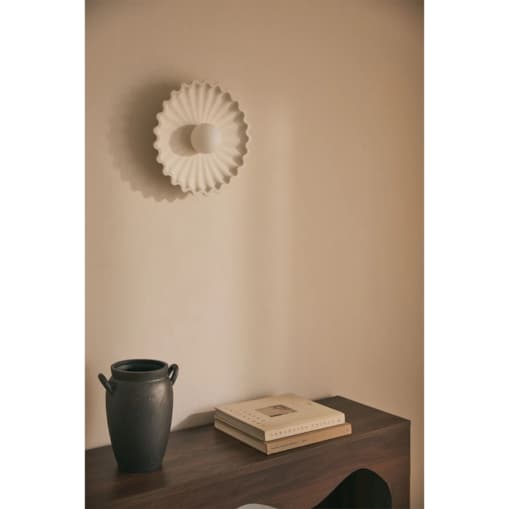 Kinkiet, lampa ścienna z betonu z kulą szklaną Sery