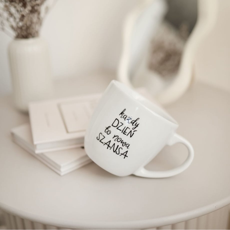 Kubek porcelanowy z napisem "Każdy dzień to nowa szansa" 300 ml | motywacyjny prezent na nowy start