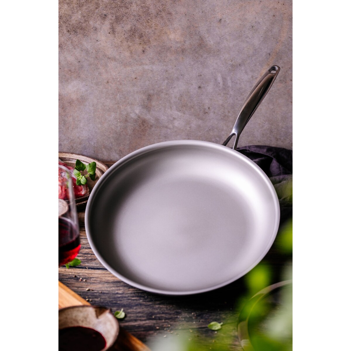 Profesjonalna patelnia stalowa Amitsu 28 cm z pokrywką Na indukcje Na gaz Nierdzewna