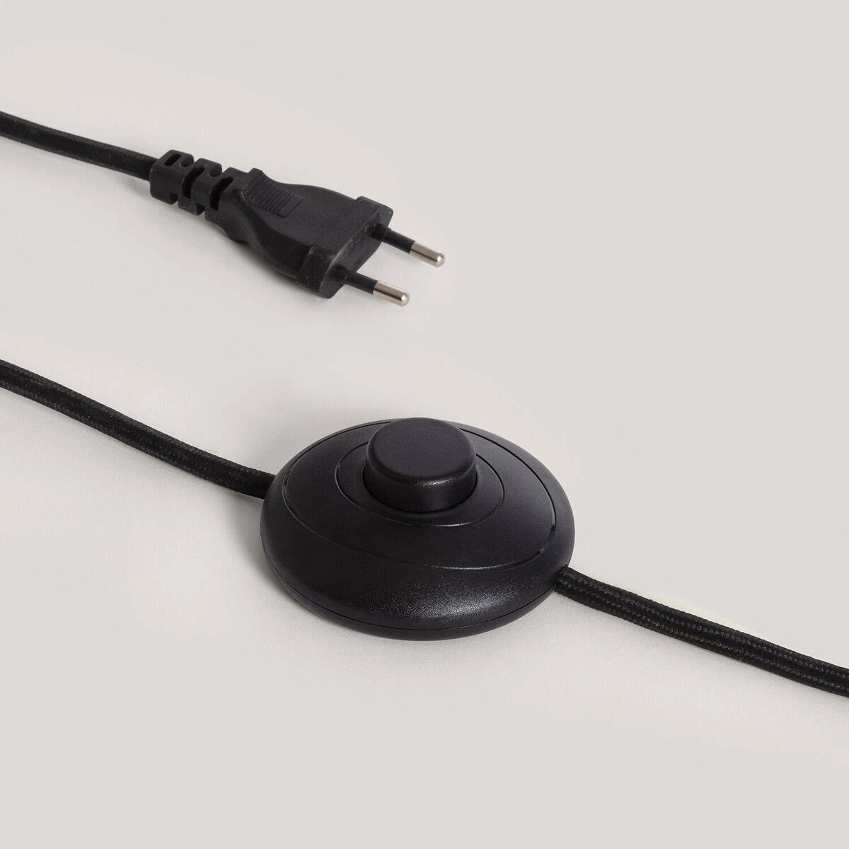 Lampa podłogowa z drewna z plisowanym kloszem Leonessa, 140 cm