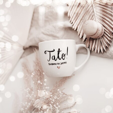 Biały kubek porcelanowy 300 ml - napis tato dobrze, że jesteś z motywem złotego serca na dzień ojca dla taty