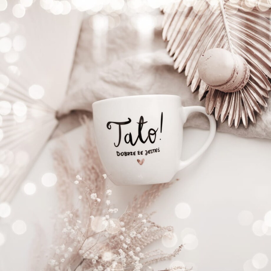 Biały kubek porcelanowy 300 ml - napis tato dobrze, że jesteś z motywem złotego serca na dzień ojca dla taty