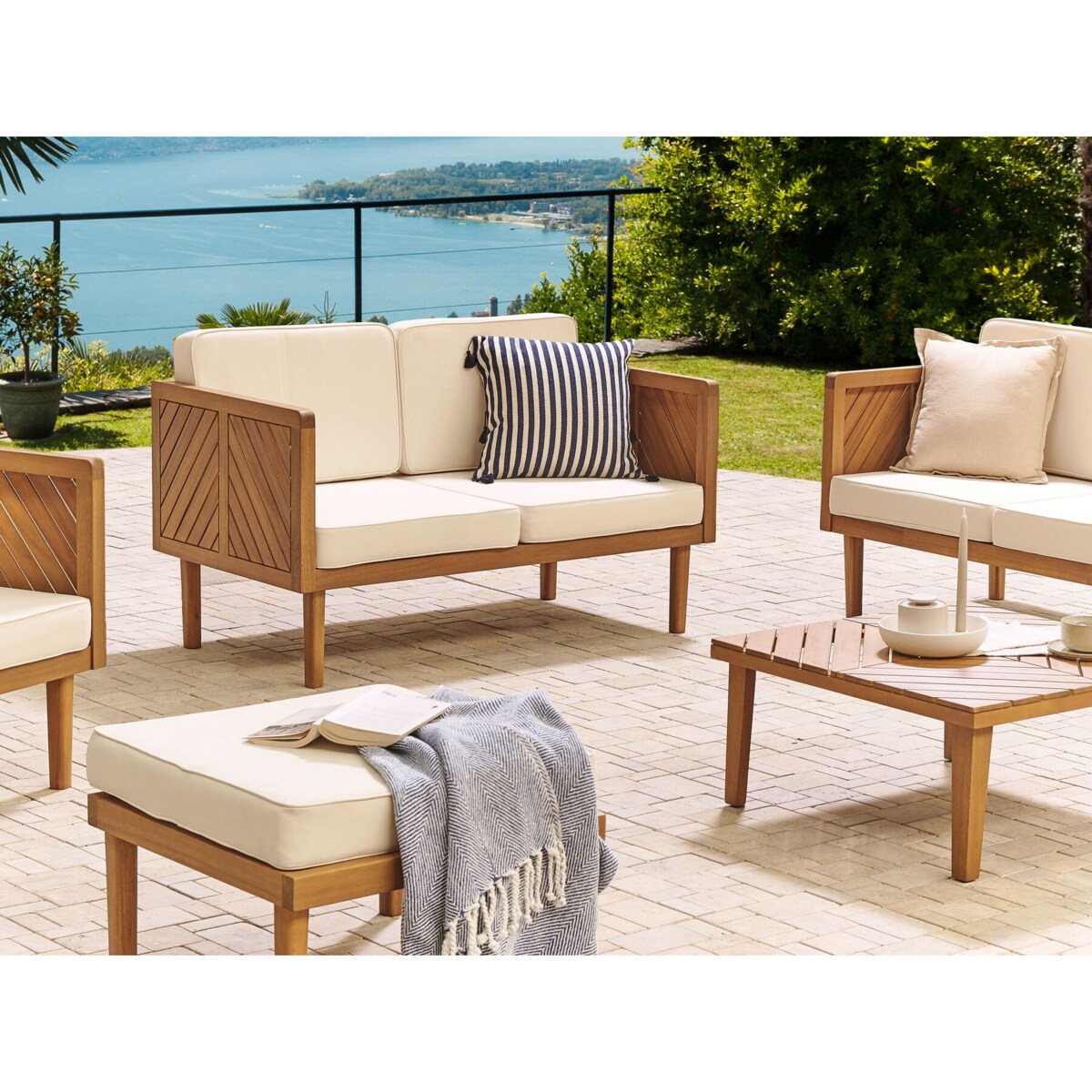 Sofa dwuosobowa z drewna akacjowego z białymi poduszkami BARATTI