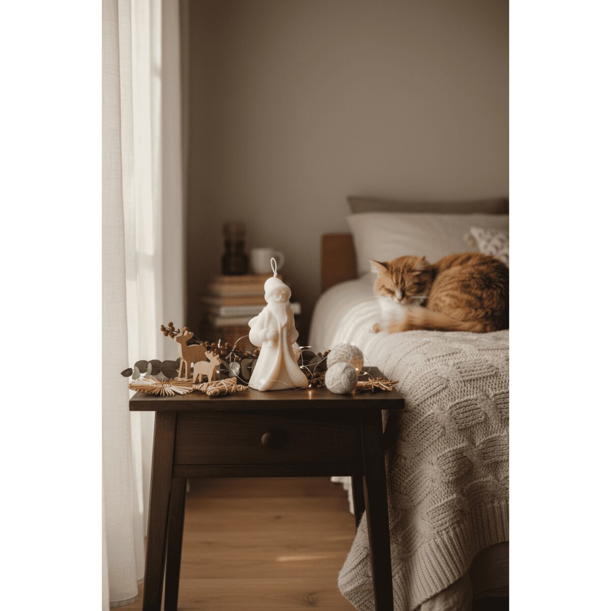 Świeca sojowa Mikołaj – świąteczna dekoracja w kolorze ecru