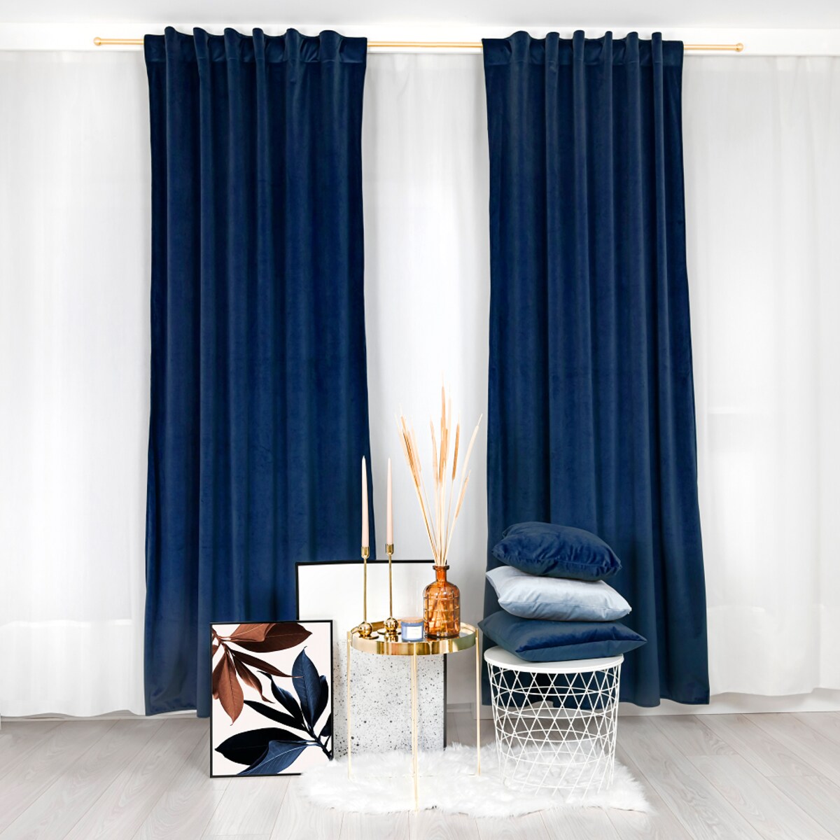 Welurowa zasłona w kolorze granatowym 140x250