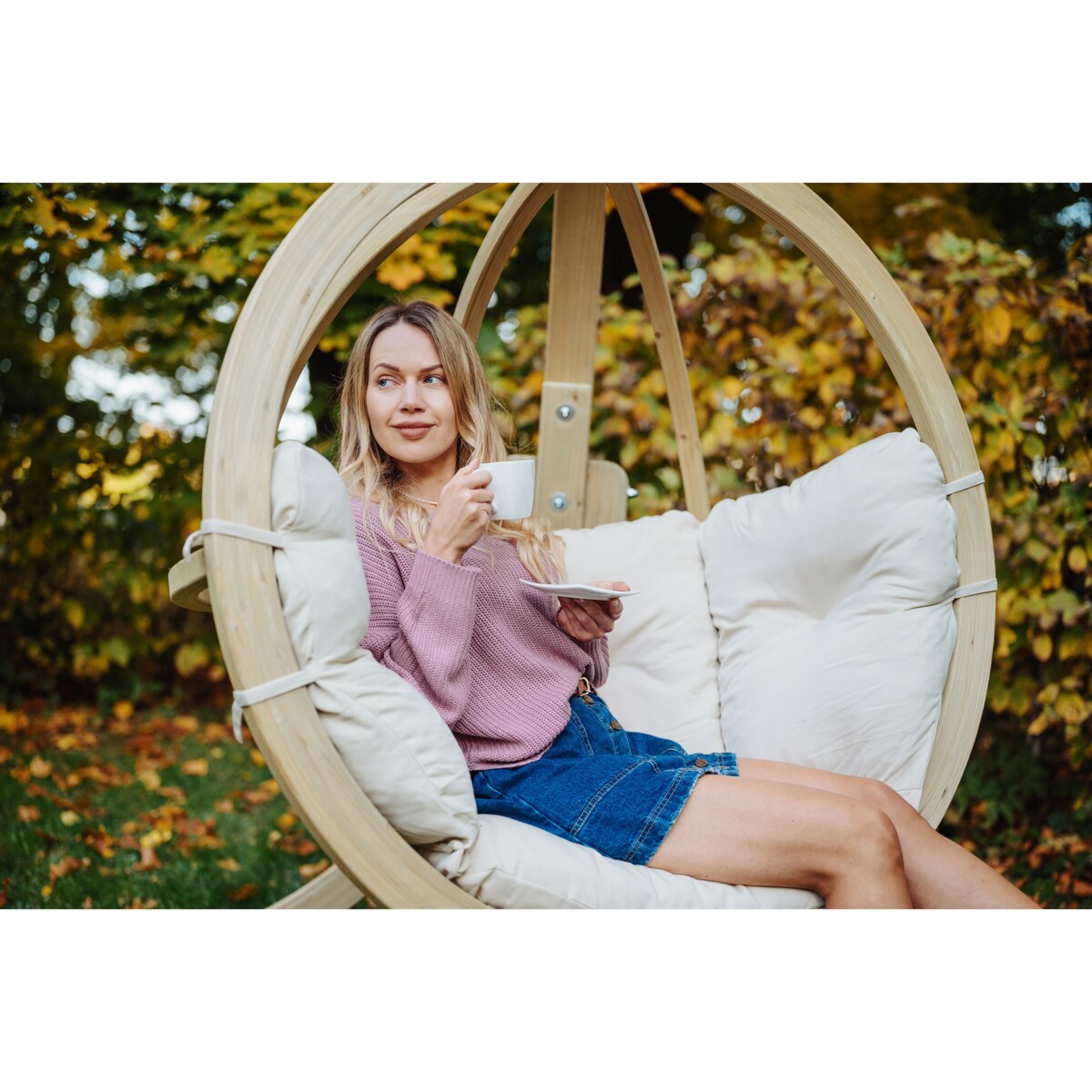 KONSIMO HIGLO Kremowy drewniany fotel wiszący boho w ogrodzie