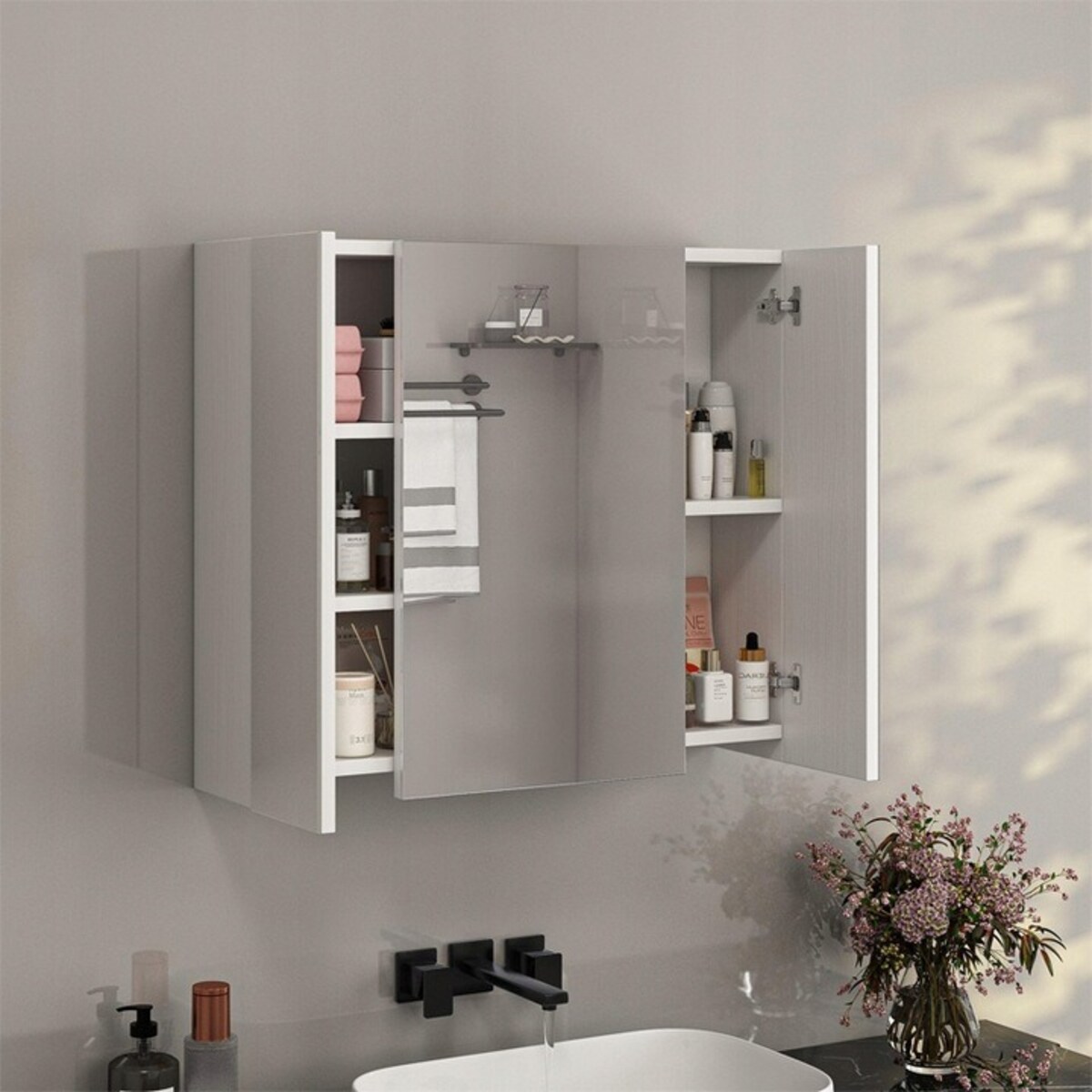 Wisząca szafka łazienkowa z trójdzielnym lustrem