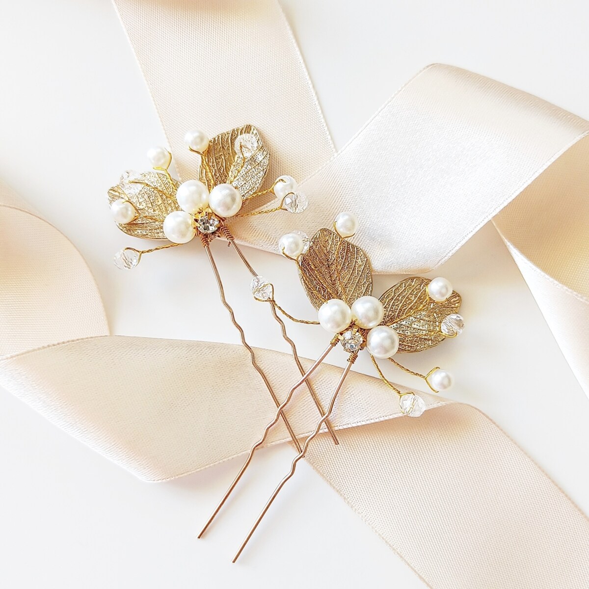 Komplet złotych kokówek z listkami i perełkami