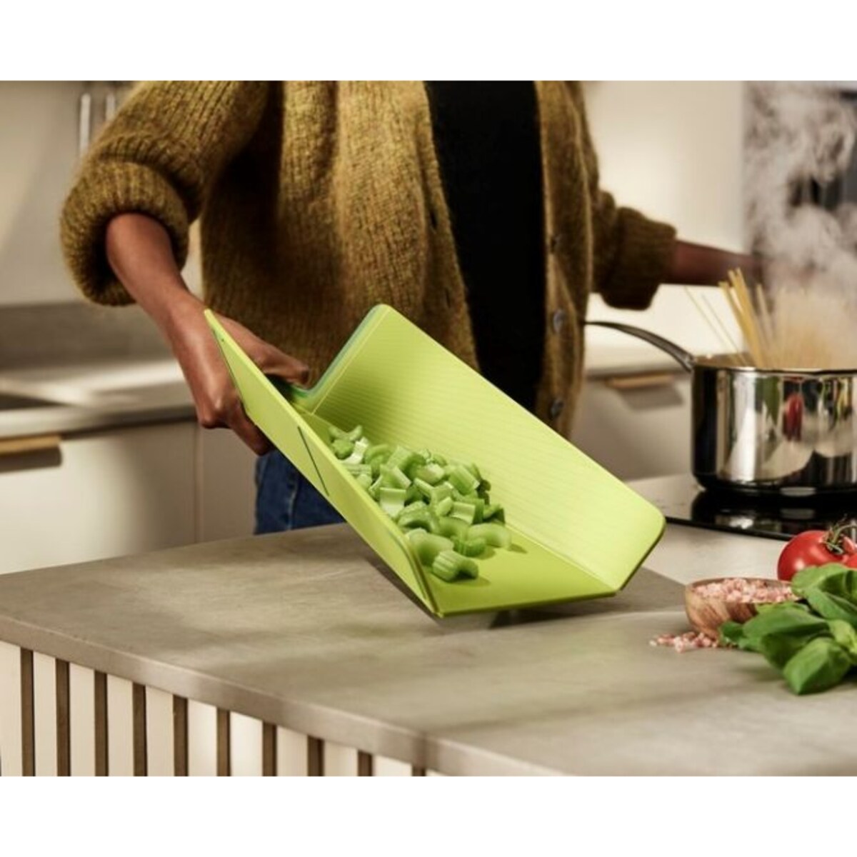 Deska do krojenia (zielona) Chop2Pot Plus Regular Joseph Joseph