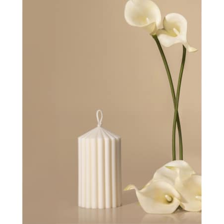 Świeca sojowa Pillar M – ręcznie wykonana dekoracja z naturalnego wosku o geometrycznej formie