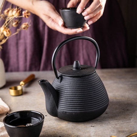 Czajniczek żeliwny Zaparzacz do herbaty 1.0L zestaw z żeliwnymi filiżankami czarkami KINGHOFF