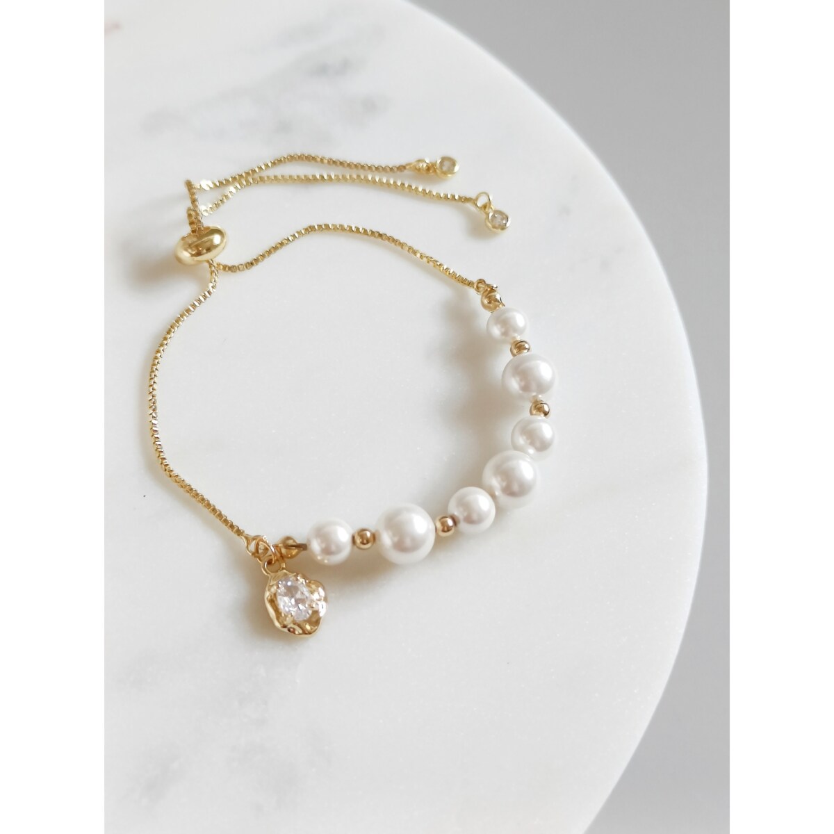 Bransoletka robiona z perłami PERŁOWA zawieszka regulowana złota efekt