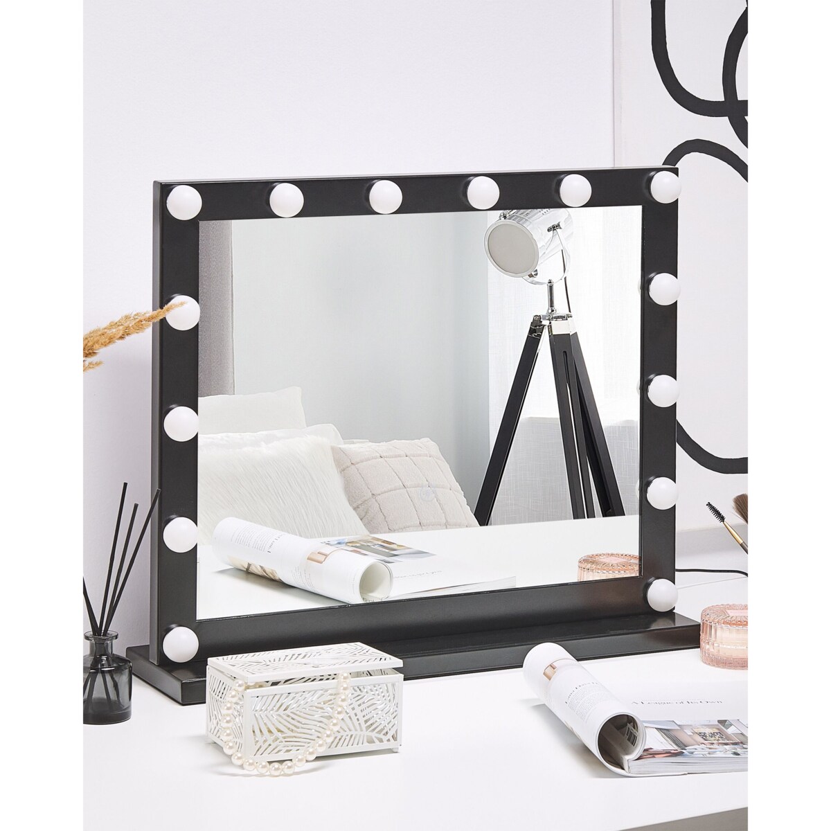 Metalowe lustro do makijażu stojące LED 50 x 60 cm czarne BEAUVOIR