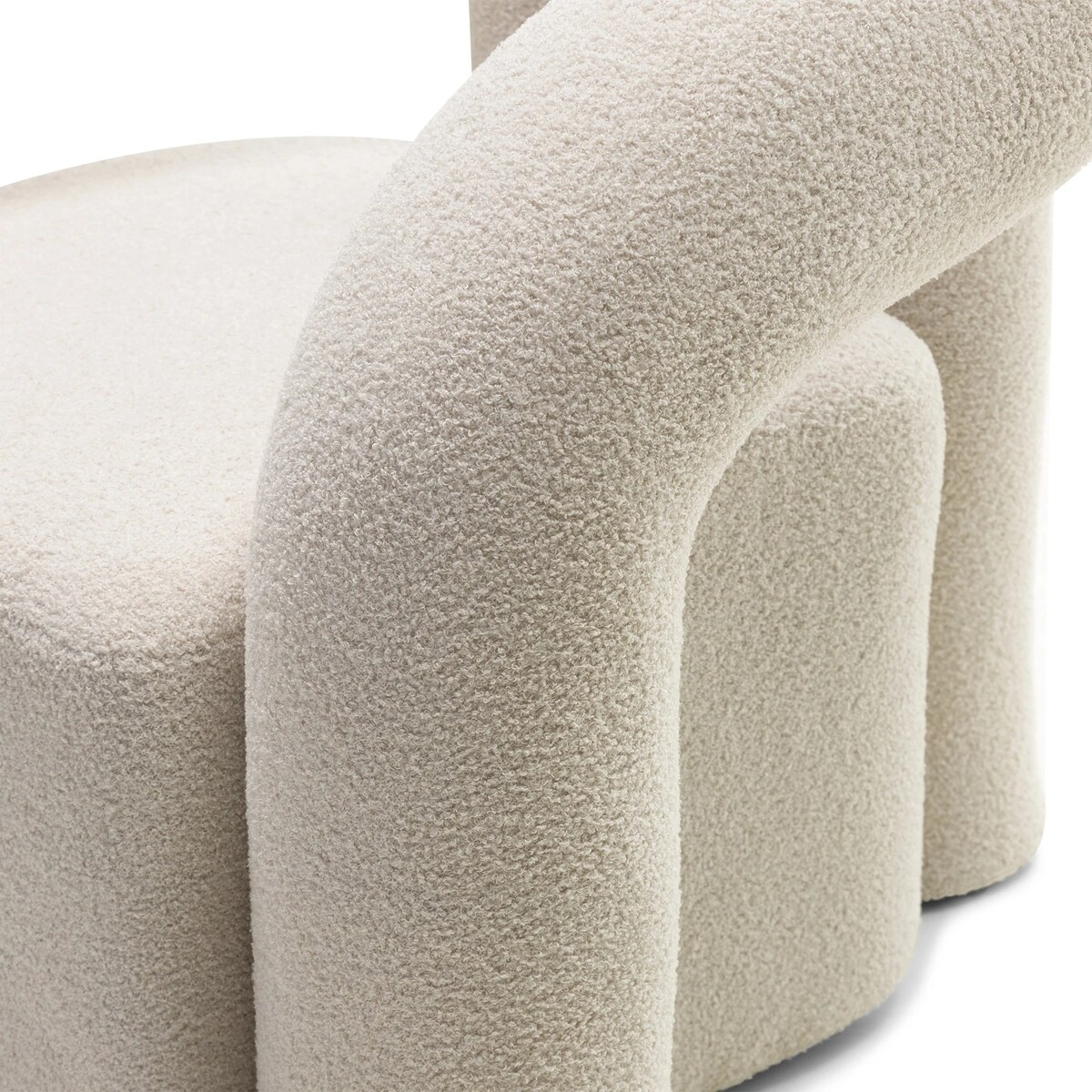 Fotel tapicerowany, biały, bouclé, obłe kształty Merra