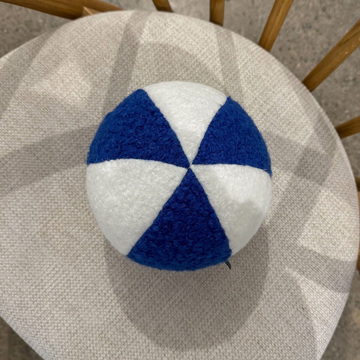 Poduszka SOFT LOOP | biało - chabrowa mała kula