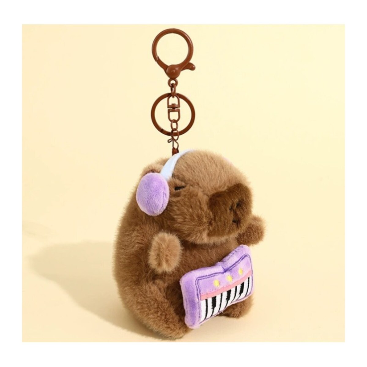 Brelok do kluczy pluszowa puchata Kapibara DJ ze słuchawkami BRL376