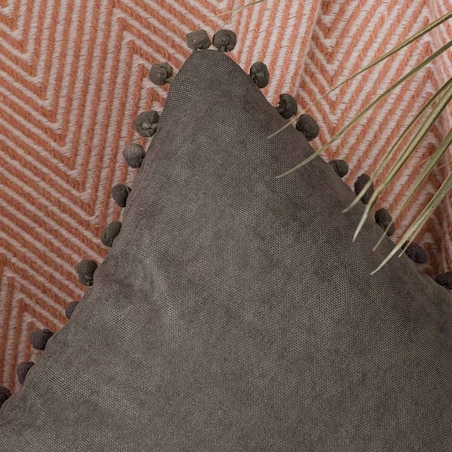 Poszewka dekoracyjna 45x45 szara, z pomponami