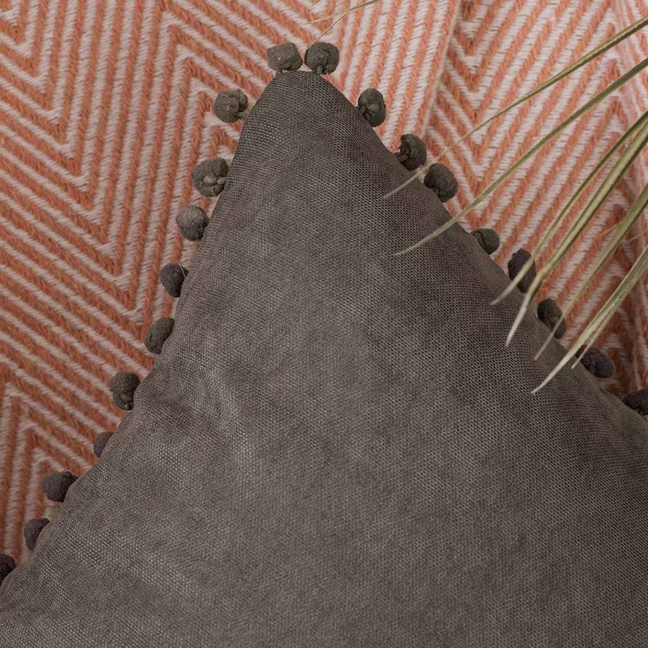 Poszewka dekoracyjna 45x45 szara, z pomponami