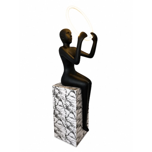 Lampa podłogowa LED – rzeźba kobiety – designerska lampa human do salonu – OLIA