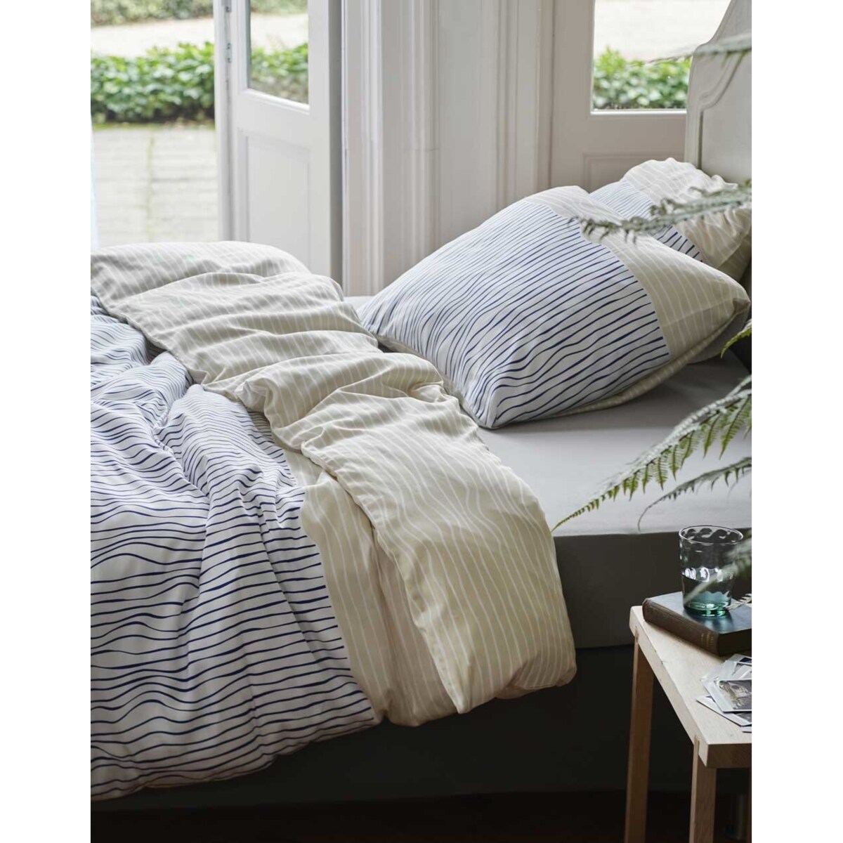 Komplet pościeli z bawełny satynowej we wzory w kolorze niebieskim i beżowym, poszewka ozdobna, pościel w paski, pościel Esprit, 200 x 220 cm