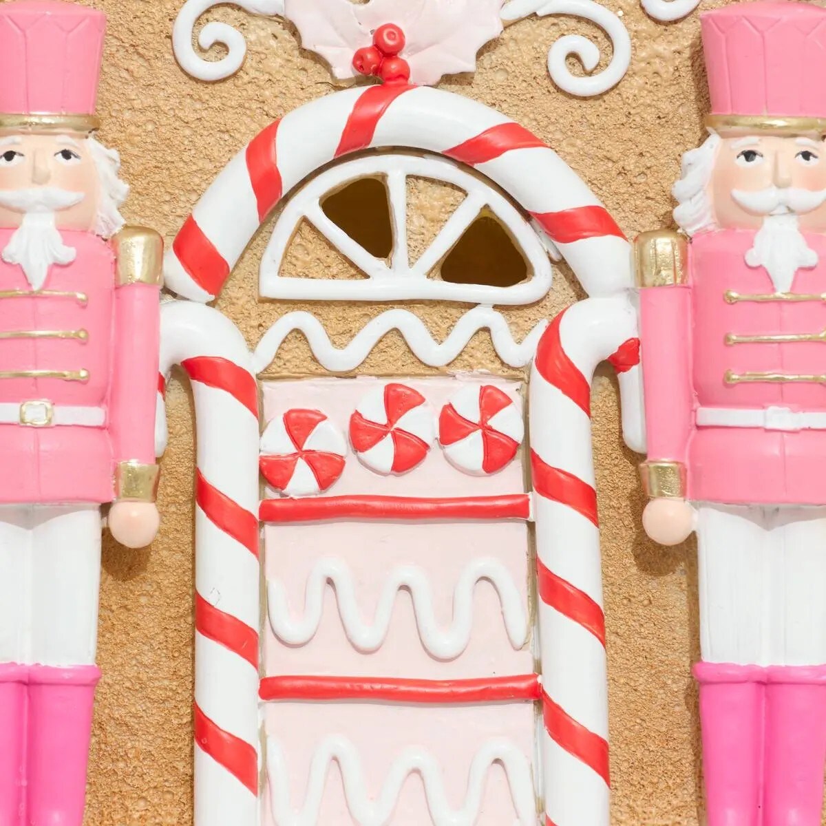 Piernikowy domek z różowymi dziadkami do orzechów 25,5 cm