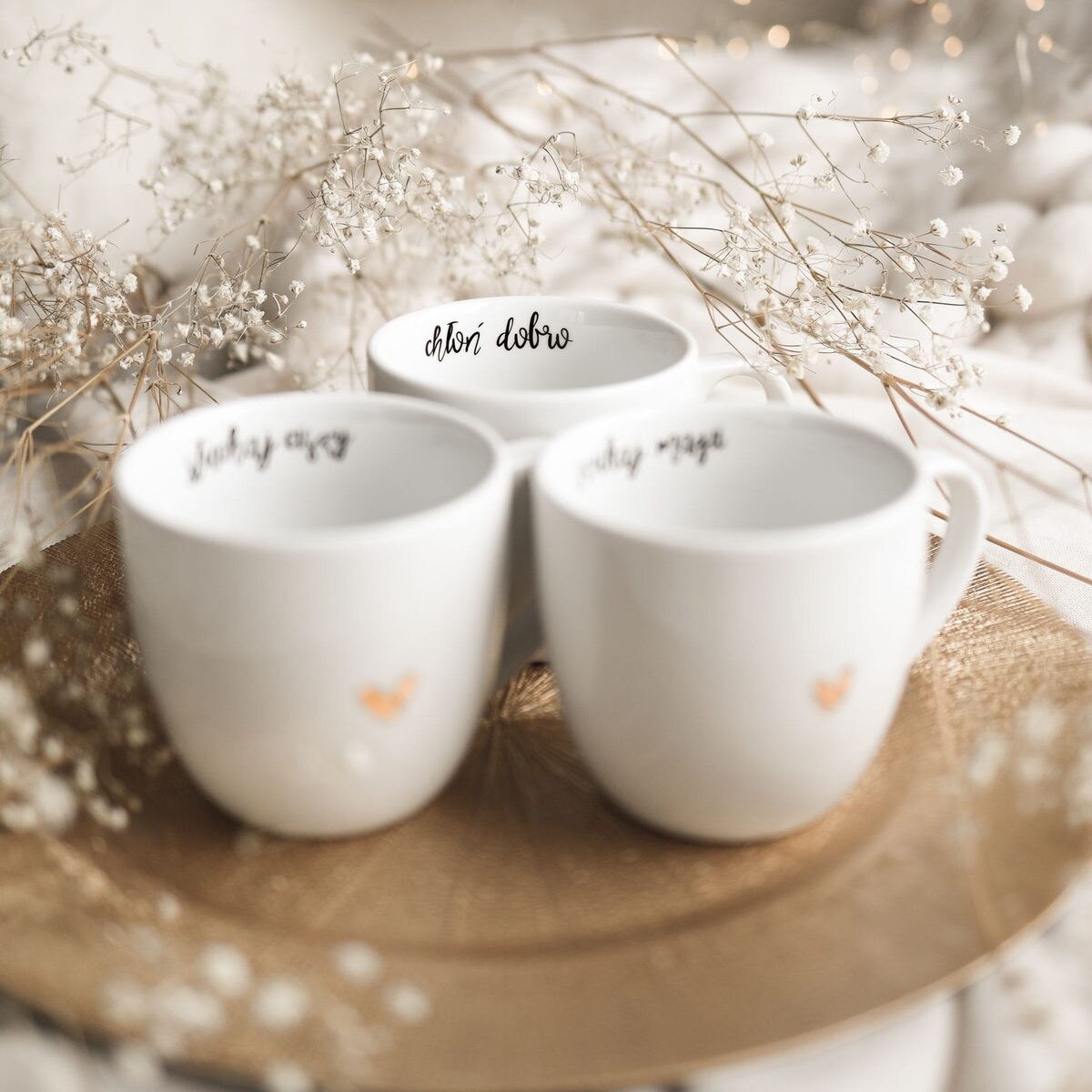 Biały kubek porcelanowy 300 ml „Chłoń dobro" ze złotym sercem - prezent na urodziny dla bliskiej osoby, mamy, przyjaciółki