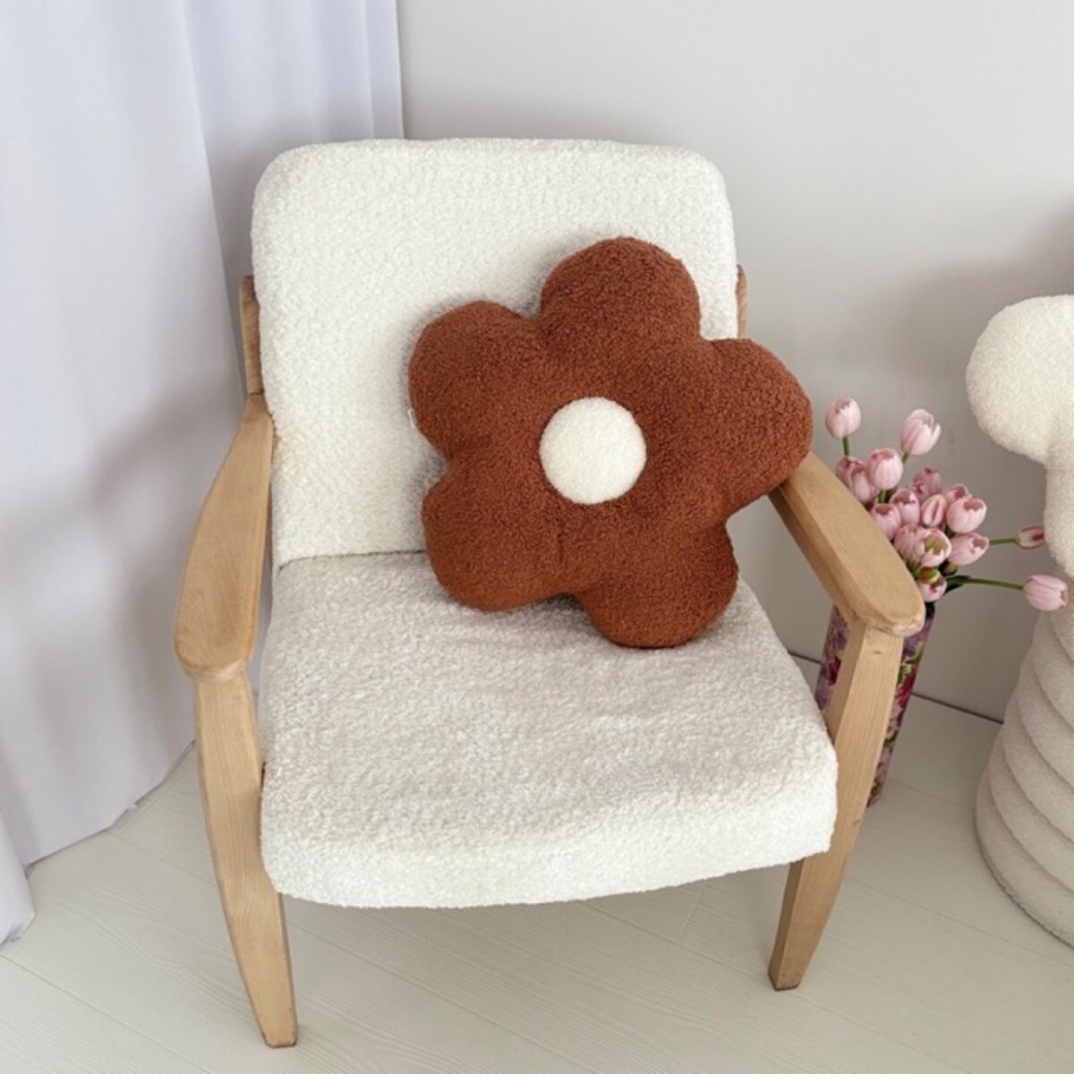 Poduszka boucle duży Kwiatek rudy / biały