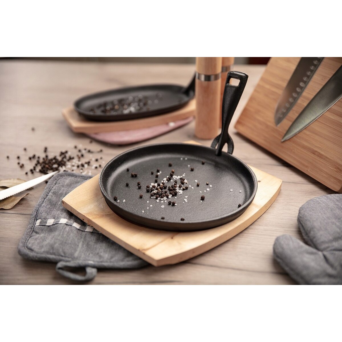 PATELNIA TALERZ ŻELIWNE na desce jedzenie stek mięso warzywa na gorąco box