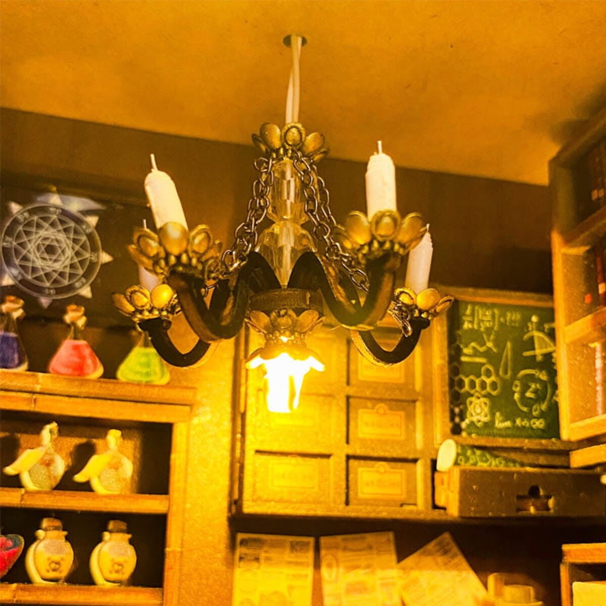 Miniaturowy domek Book Nook - Szkoła magii