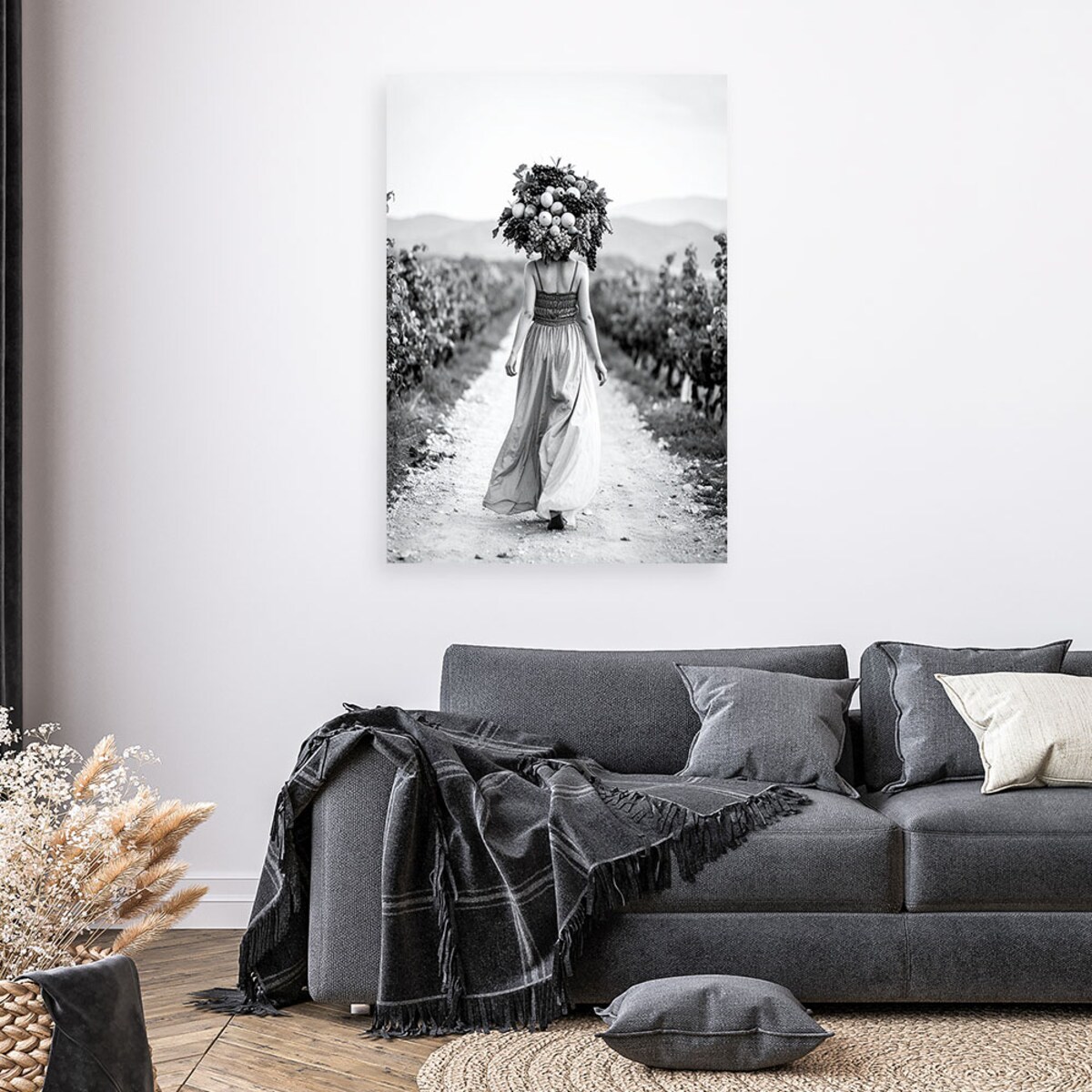 Obraz czarno biały do salonu, Kobieta z owocami na głowie 60x90