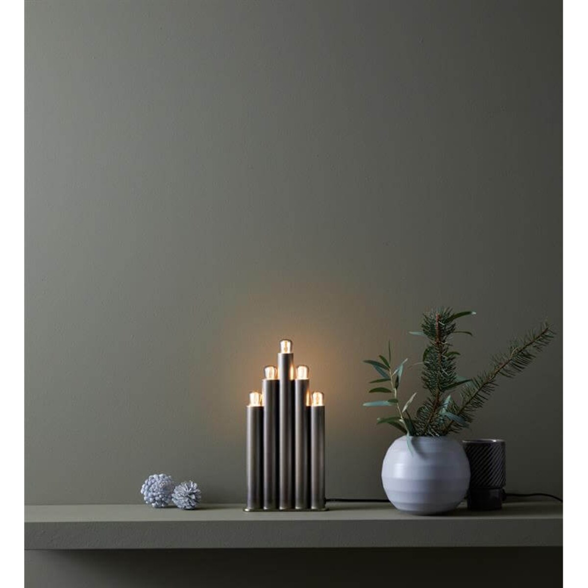 Metalowa lampa świecznikowa Organo stojąca na komodę mosiądz