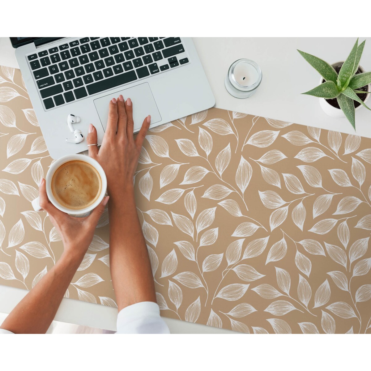 Beżowa mata na biurko Liście na gałązkach, 120x60 cm