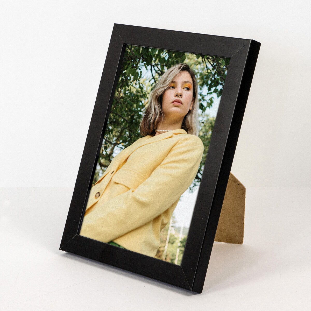 Ramka na zdjęcia 13x18 cm czarna rama MDF z plexi do powieszenia pion poziom stopka klasyczna ramka FRAMAI