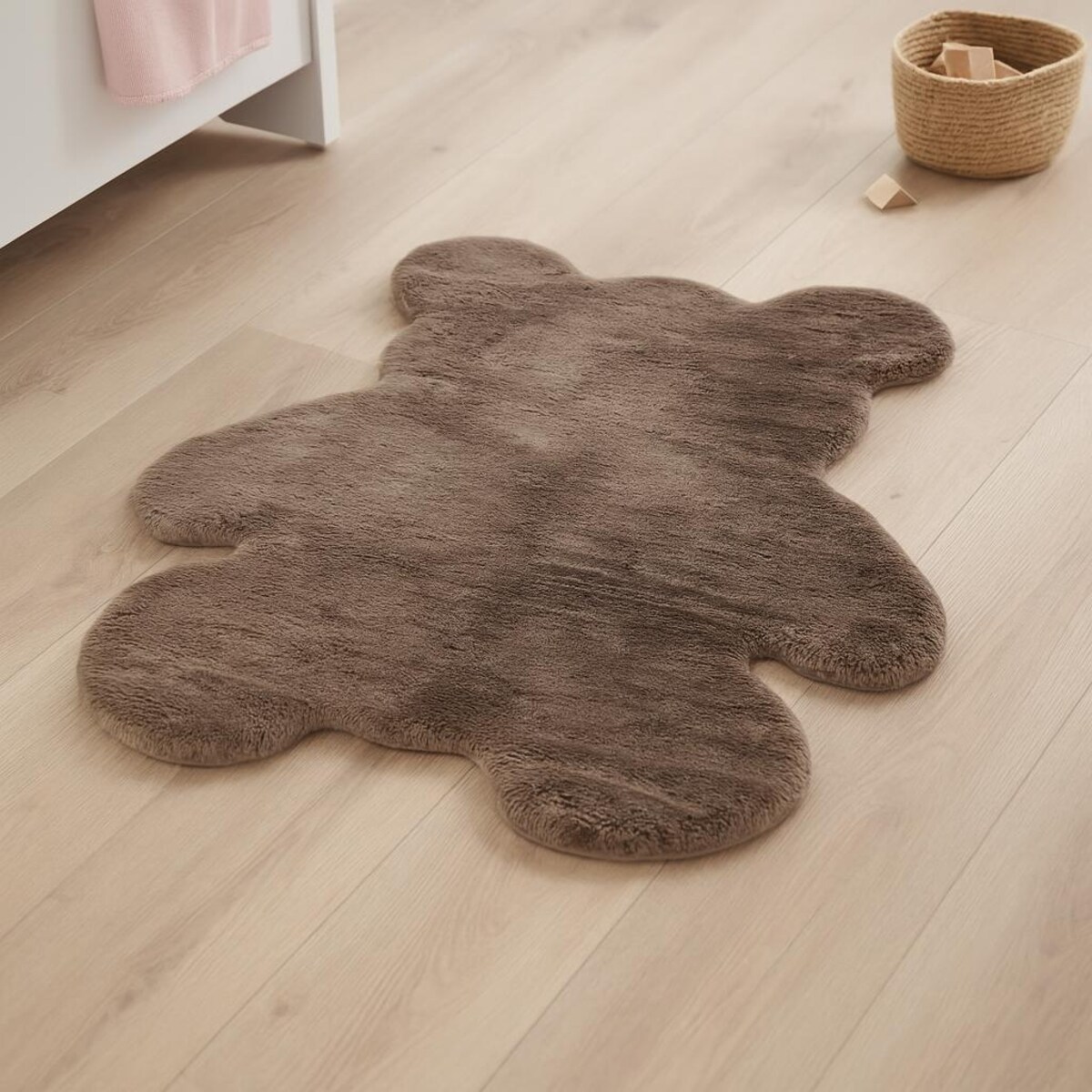 Dywan dziecięcy miś z imitacji futra BJÖRN, 100 x 85 cm