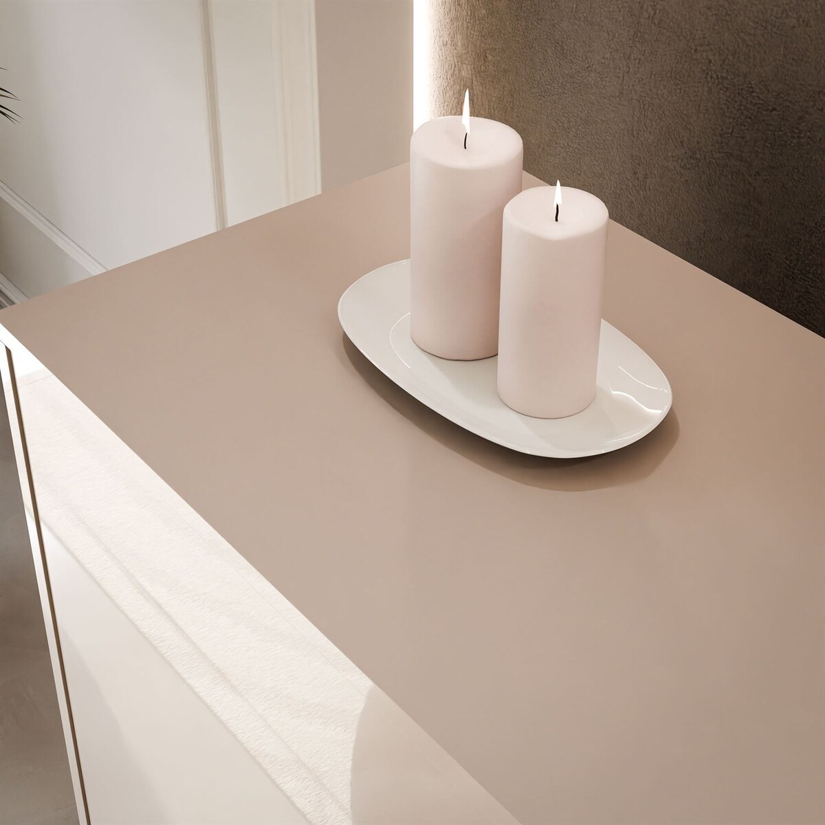 Trzydrzwiowa komoda SANAYI na wysokich, prostych, czarnych nóżkach, kaszmir połysk