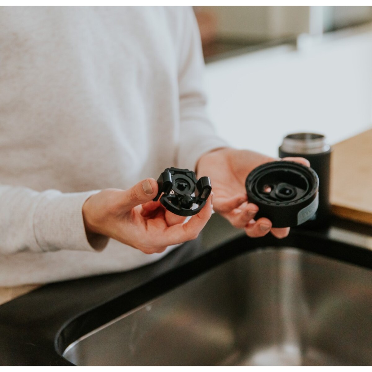 Nakrętka z przyciskiem do kubków termicznych czarna, Kambukka