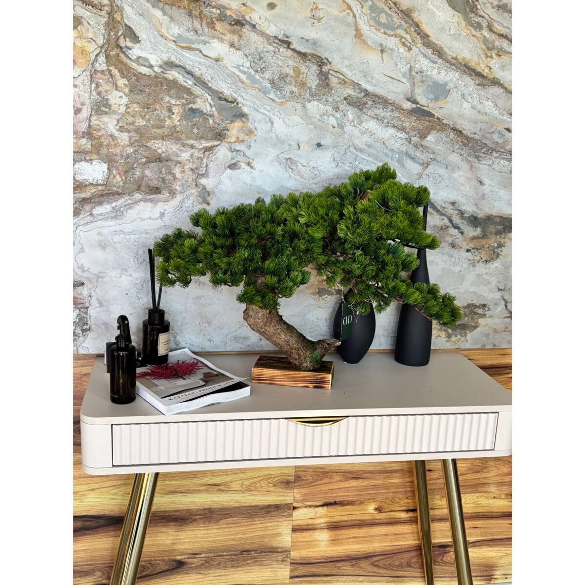 Bonsai iglaste na naturalnym pniu